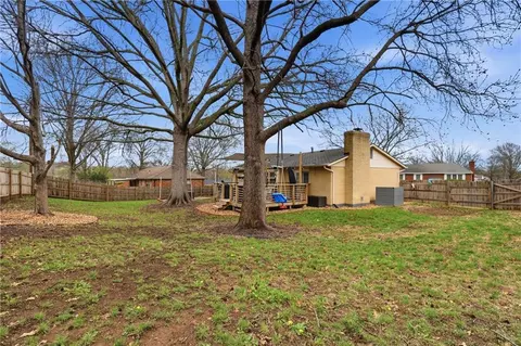 Exterior - 4022 S Hands Cir, Independence, MO 64055 photo 5 of 6