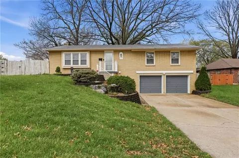 4022 S Hands Cir, Independence, MO 64055