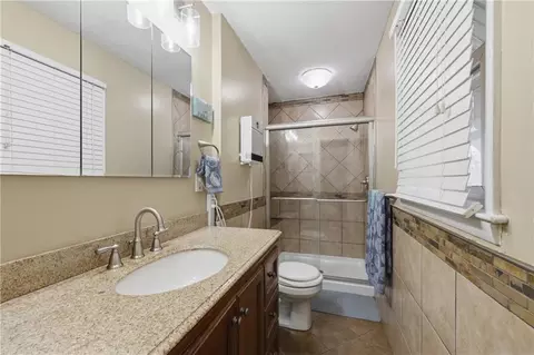 Bath - 4022 S Hands Cir, Independence, MO 64055 photo 2 of 3