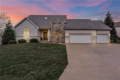 110 Deerfield Dr, Warrensburg, MO 64093