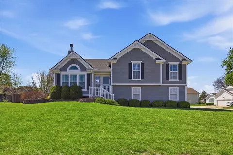 1016 NE Depot Dr, Lees Summit, MO 64086
