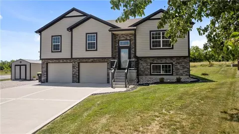 3102 Katy Trail Dr, Harrisonville, MO 64701