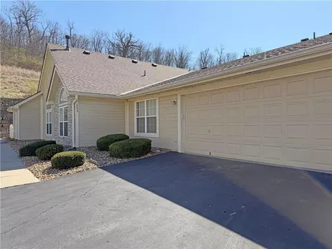 Exterior - 823 NE Devon Dr, Lees Summit, MO 64064 photo 3 of 3
