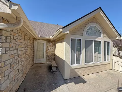 Exterior - 823 NE Devon Dr, Lees Summit, MO 64064 photo 2 of 3