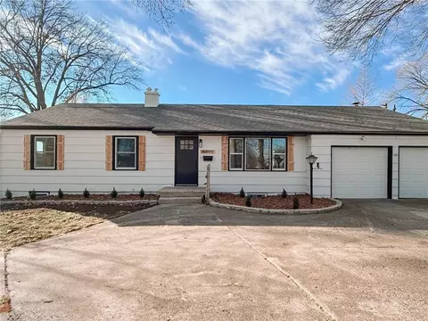 8910 Western Hills Dr, Kansas City, MO 64114