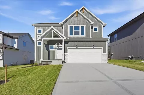 903 SW Bluebird Ln, Oak Grove, MO 64075