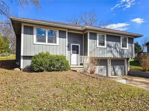 2206 N Swisher Dr, Clinton, MO 64735