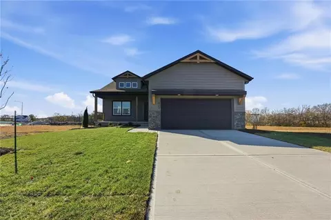 1505 SW Meadowlark Ct, Oak Grove, MO 64075