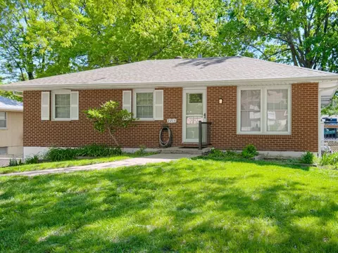 2213 N Mcbride Ave, Sugar Creek, MO 64050