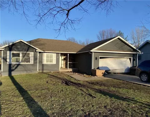 615 S Camden St, Richmond, MO 64085