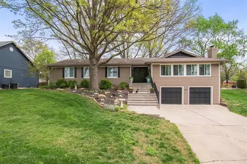 205 Saponi Ln, Lake Winnebago, MO 64034