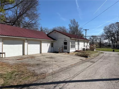 112 S Locust St, Cameron, MO 64429