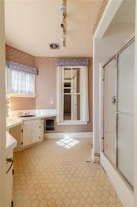 Bath - 805 N 4 St, Atchison, KS 66002 photo 1 of 6