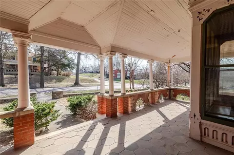 Exterior - 805 N 4 St, Atchison, KS 66002 photo 4 of 19