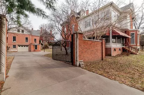 Exterior - 805 N 4 St, Atchison, KS 66002 photo 2 of 19