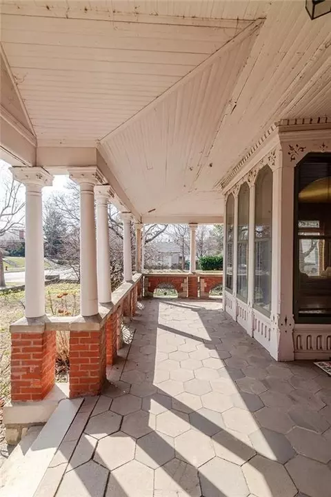 Exterior - 805 N 4 St, Atchison, KS 66002 photo 5 of 19