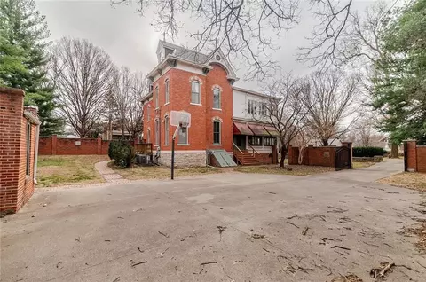 Exterior - 805 N 4 St, Atchison, KS 66002 photo 8 of 19