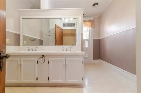 Bath - 805 N 4 St, Atchison, KS 66002 photo 6 of 6