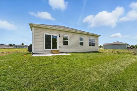 Exterior - 722 Fallen Leaf Dr, Belton, MO 64012 photo 3 of 5