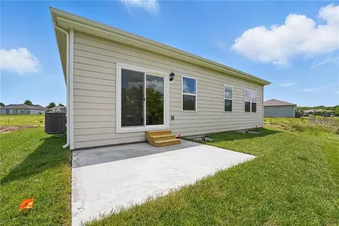 Exterior - 722 Fallen Leaf Dr, Belton, MO 64012 photo 2 of 5