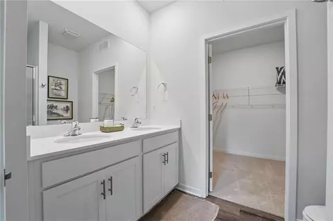 Entry Way - 722 Fallen Leaf Dr, Belton, MO 64012 photo 5 of 6