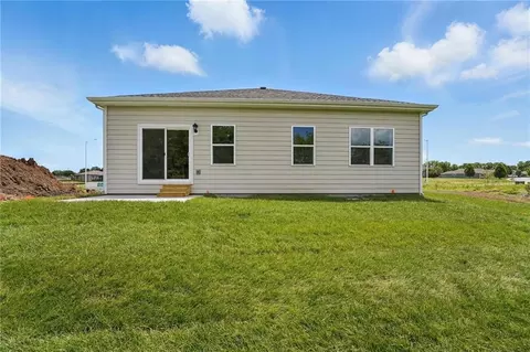 Exterior - 722 Fallen Leaf Dr, Belton, MO 64012 photo 4 of 5