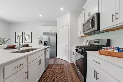 Kitchen - 722 Fallen Leaf Dr, Belton, MO 64012 photo 2 of 3