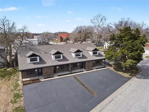 106 Smith St # B, Smithville, MO 64089