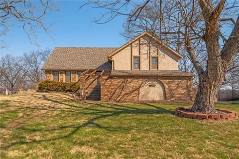 12326 Pinehurst Dr, Kansas City, KS 66109