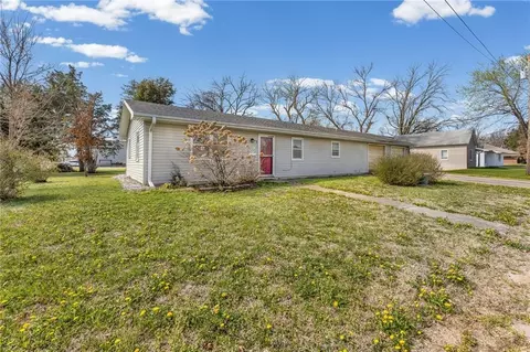 3 W Douglas St, Iola, KS 66749
