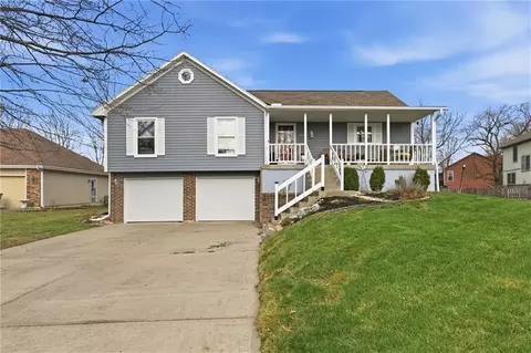 814 S Park Dr, Raymore, MO 64083