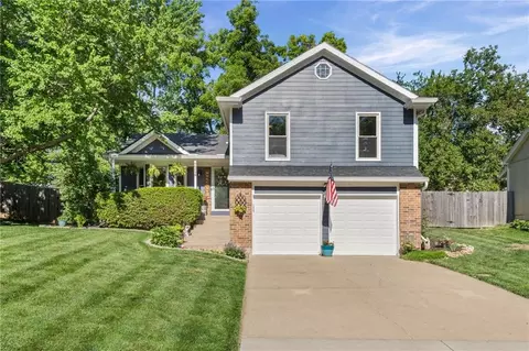 8609 Greenway Ln, Lenexa, KS 66215