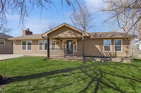 1413 Country Club Dr, Pleasant Hill, MO 64080