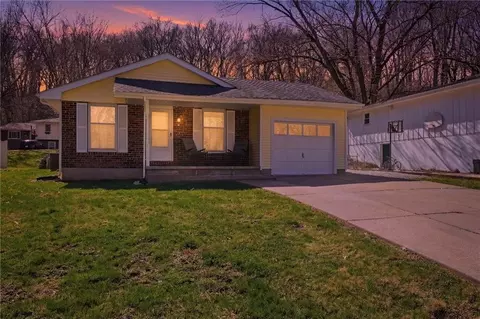 213 Thomas St, Weston, MO 64098