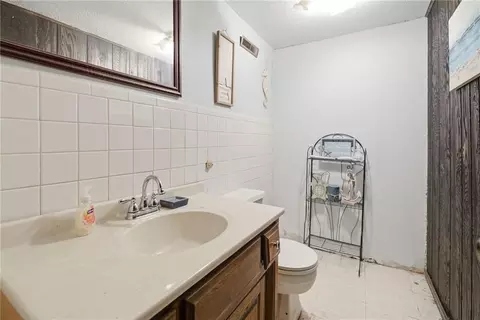 Bath - 14903 E Kentucky Rd, Independence, MO 64050 photo 1 of 3