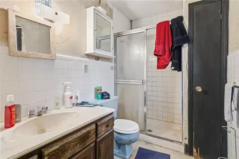 Bath - 14903 E Kentucky Rd, Independence, MO 64050 photo 2 of 3