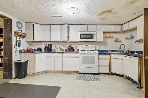 Kitchen - 14903 E Kentucky Rd, Independence, MO 64050 photo 2 of 4