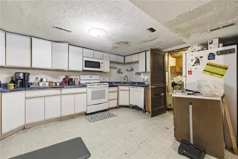 Kitchen - 14903 E Kentucky Rd, Independence, MO 64050 photo 3 of 4