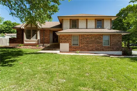 613 NE Locust Dr, Blue Springs, MO 64014