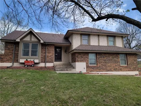 613 NE Locust Dr, Blue Springs, MO 64014