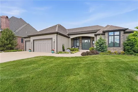 10439 N St Clair Ave, Kansas City, MO 64154