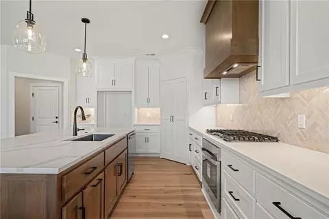 Kitchen - 25010 W 89th Ter, Lenexa, KS 66227 photo 4 of 7
