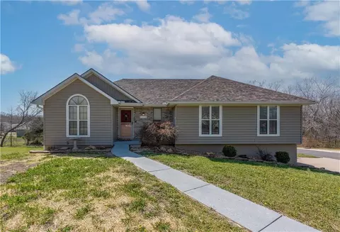 1208 Jennies Dr, Warrensburg, MO 64093