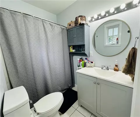 Bath - 516 E 5th St, Galena, KS 66739 photo 1 of 3