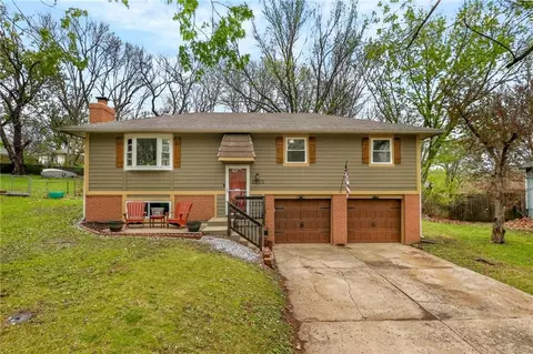 1812 SE 2nd St, Blue Springs, MO 64014