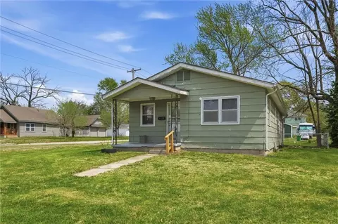 933 N Cedar St, Ottawa, KS 66067
