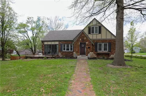 402 S Doyle St, Louisburg, KS 66053