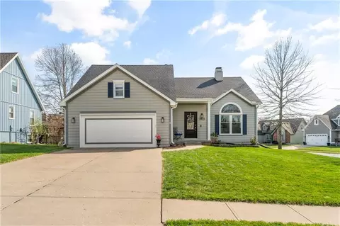 3925 SW Windsong Dr, Lees Summit, MO 64082