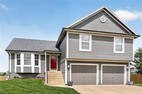 2700 SE Melissa Dr, Lees Summit, MO 64063