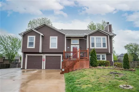 955 Stone Creek Cir, Gardner, KS 66030